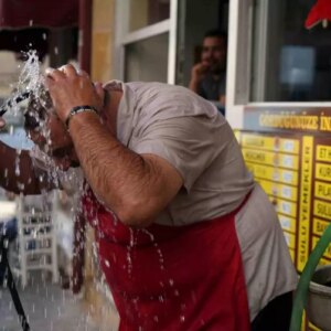 bayburtta lokantaci hortumla serinliyor CUm6iivk