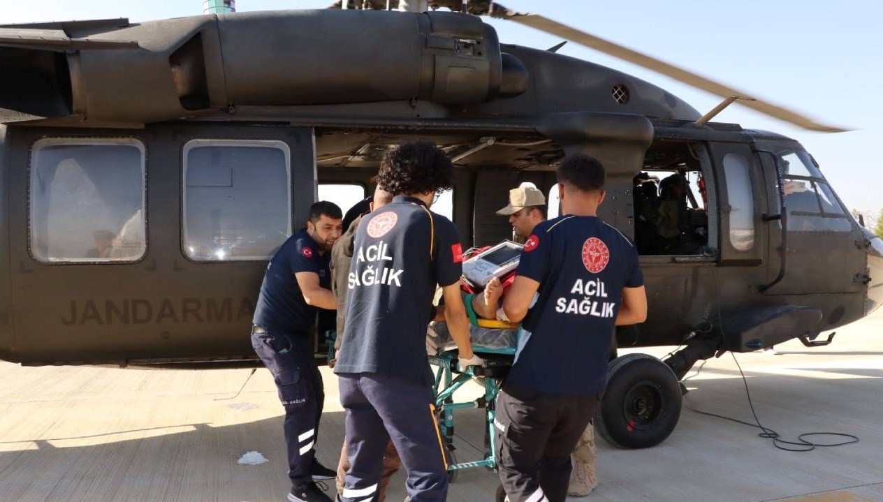 askeri helikopter yarali isci icin havalandi JIBxYr8W