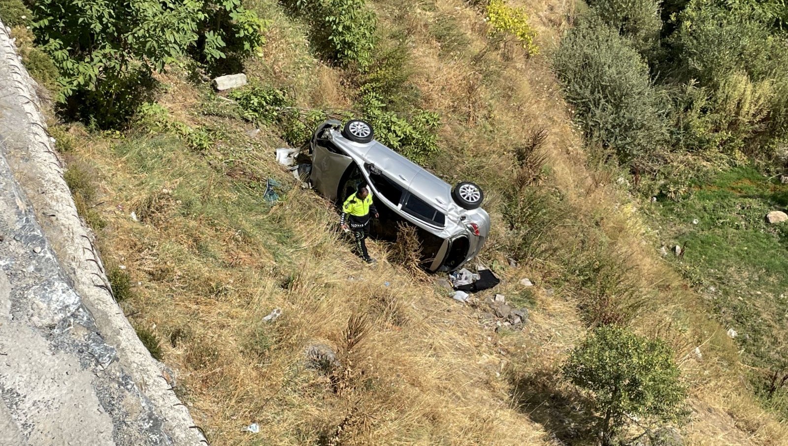 bitliste sarampole devrilen otomobildeki 2 kisi yaralandi KEQr96aS