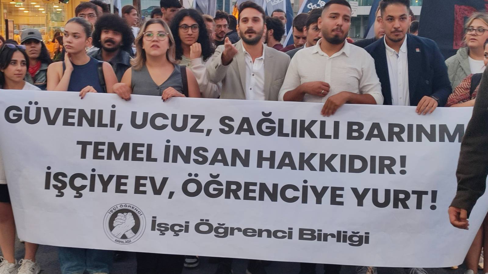 cevizlibagdaki kyk kiz ogrenci yurdu onunde eylem ozel hayatimiza saldiranlar ve yoneticiler en agir cezalari almalidir pSSmDT9l