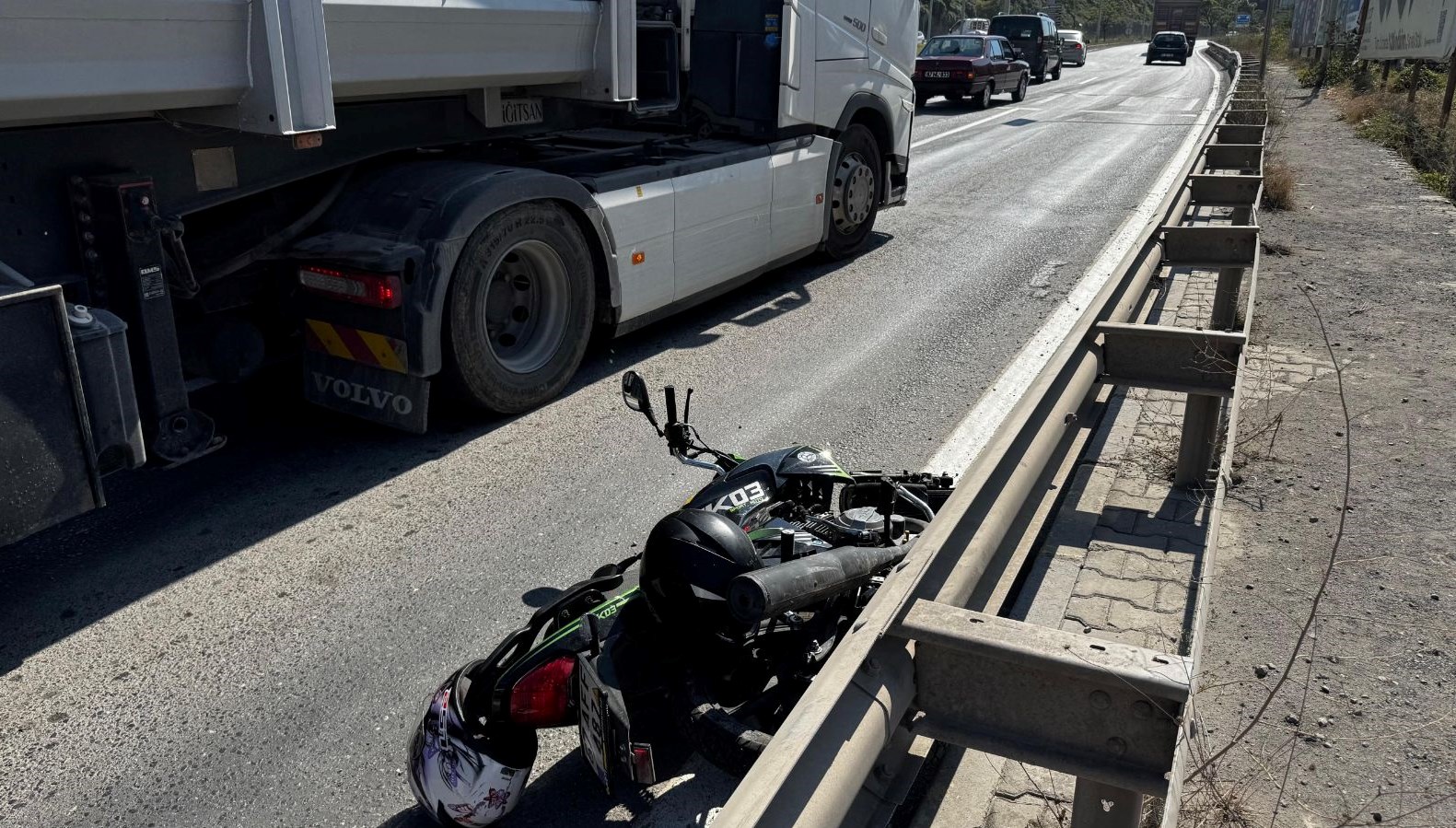 otomobil surucusu motosiklete carpip kacti k8fNWblY