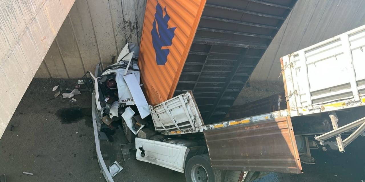 kamyonetle carpisan tir kopruden uctu dUxbNrTd.jpg