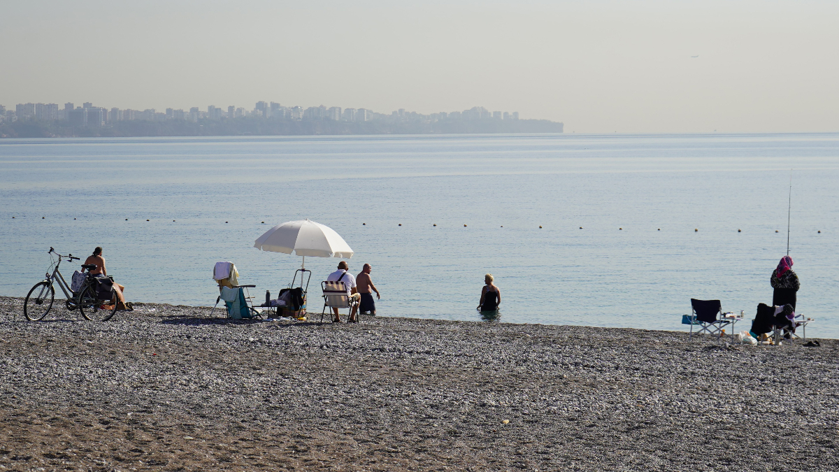 konyaalti sahilinde kasim ayinda deniz keyfi R8JtzwGq.jpg